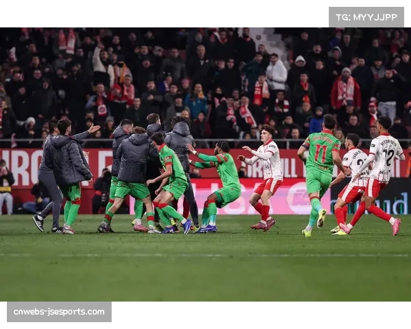 勒沃库森发布赛前训练图,全员健康备战与莱比锡关键战 勒沃库森发布赛前训练图,全员健康备战与莱比锡关键战